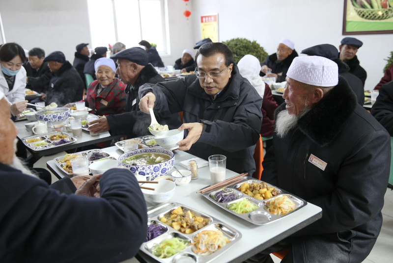 李克強2月1日來到寧夏固原市原州區(qū)中心敬老院，與老人們在一起過小年?？偫砼c坐在身旁的回族老人馬安倉邊吃邊拉家常，稱贊老人“紅光滿面”，還給他盛了一碗熱氣騰騰的餃子。隨后，李克強起身舉起手中的熱飲，祝愿各位老人身體健康，幸福長壽。