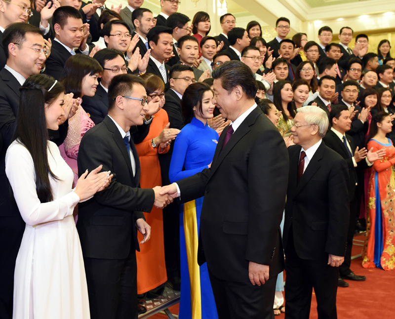 4月7日，中共中央總書記、國家主席習(xí)近平和越共中央總書記阮富仲在北京人民大會堂共同出席第十五屆中越青年友好會見活動，同兩國青年代表親切握手，合影留念。