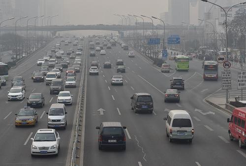 11月28日，汽車(chē)在霧霾下的北京國(guó)貿(mào)橋附近行駛。當(dāng)日，北京出現(xiàn)重污染天氣。