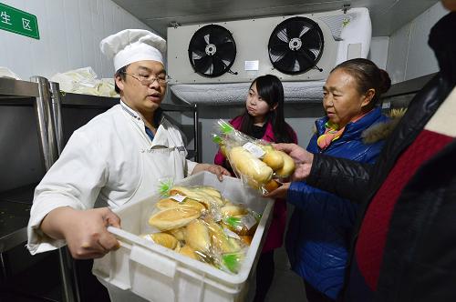 12月3日，在蘭州鐵路局銀川客運(yùn)段餐飲配送中心，受邀市民在參觀食材儲(chǔ)備倉庫。