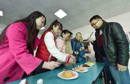 12月3日，在蘭州鐵路局銀川客運(yùn)段餐飲配送中心，受邀市民在品嘗餐車的菜肴，以提出改良意見。