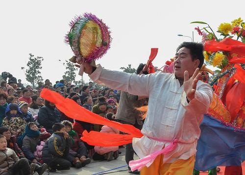 12月10日，文藝工作者在江蘇省盱眙縣天泉湖鎮(zhèn)為群眾表演。