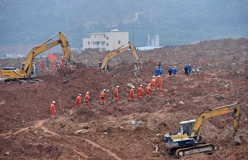 12月21日，救援人員在深圳山體滑坡現場搜救。