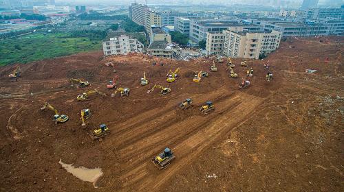 12月21日，救援人員和工程機械在深圳山體滑坡現場搜救。