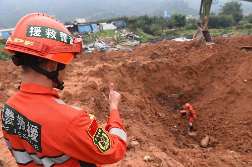 12月21日，武警廣東總隊戰(zhàn)士用生命探測儀發(fā)現了一處地點有生命跡象。