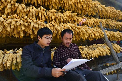 12月16日，湖北省宣恩縣委宣傳部“扶貧家長”吳松（左）在李家河回龍村貧困農(nóng)戶樂松清家中商量制定脫貧致“作戰(zhàn)圖”。地處湖北西部山區(qū)的宣恩縣目前有貧困戶2.75萬戶。該縣組織動員機關(guān)、事業(yè)單位人員以每位黨員干部幫扶2-3戶的方式實行結(jié)對幫扶，以“扶貧家長”的身份參與農(nóng)戶的生產(chǎn)經(jīng)營，為各自結(jié)對的家庭想辦法、出主意、籌資金，著力解決“有勞力缺投入”、傳統(tǒng)農(nóng)業(yè)模式下“豐收不增收”以及基礎(chǔ)設(shè)施差等導(dǎo)致貧困的突出問題，并制定幫扶“明白卡”和致富“路線圖”，對困難農(nóng)民實行精準(zhǔn)扶貧。新華社發(fā)（宋文 攝）