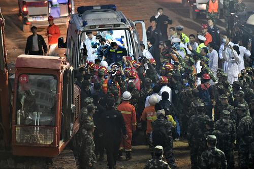 12月23日，深圳滑坡事故第一名幸存者被抬至救護車。