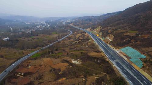 麻柳灣至昭通高速公路（12月25日攝）。左側為高速建成前車輛須通過的道路。