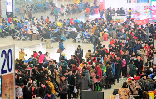 1月19日，旅客在石家莊火車站排隊(duì)檢票進(jìn)站。2016年全國(guó)鐵路春運(yùn)將于1月24日拉開帷幕，目前鐵路石家莊站正優(yōu)化運(yùn)能配置、力推便民措施，全力備戰(zhàn)春運(yùn)。今年春運(yùn)期間，全國(guó)旅客發(fā)送量預(yù)計(jì)超過(guò)29.1億人次。新華社記者 朱旭東 攝