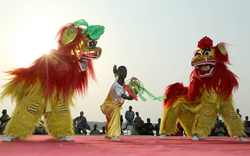 1月21日，在貝寧托里阿加達(dá)文化藝術(shù)旅游中心，剛從中國(guó)大連金州新區(qū)文化館學(xué)成歸來(lái)的非洲小伙表演舞獅。