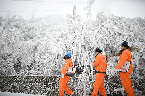 1月23日，貴州電網(wǎng)桐梓縣供電局燎原供電所工作人員在桐梓縣婁山關(guān)山頂巡線。