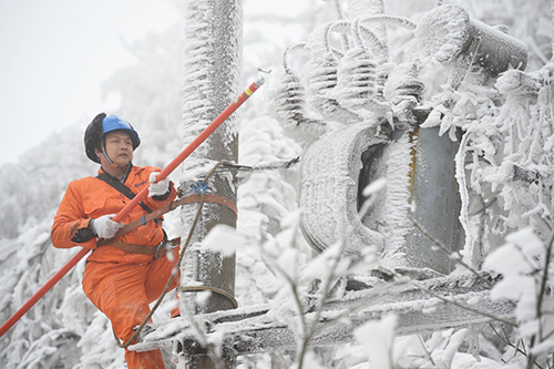 1月23日，貴州電網(wǎng)桐梓縣供電局燎原供電所工作人員在桐梓縣婁山關(guān)山頂除去變壓器上的結(jié)冰。