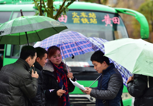 1月28日，寧德市古田縣節(jié)前督查小組在古田縣旅游集散中心車站，對春節(jié)期間的旅游預定訂單情況進行突擊抽查。新華社記者 魏培全 攝