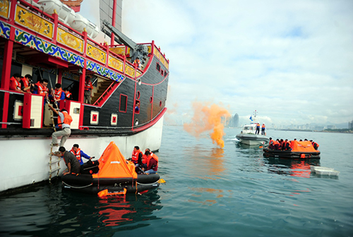 1月29日，在海南三亞市情人灣海域進(jìn)行的旅游船海上棄船演習(xí)中，“船員”撤離旅游船。