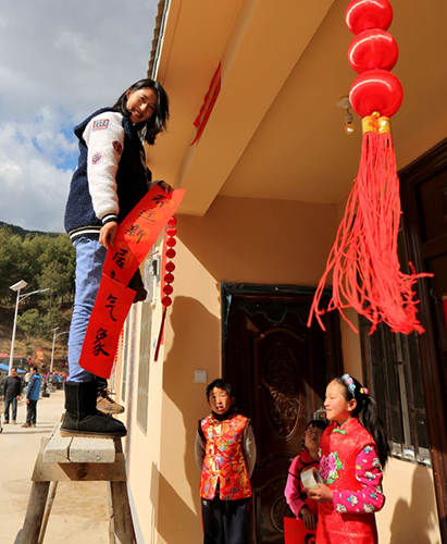 1月28日，會澤縣紙廠鄉(xiāng)小路溝村群眾在新居貼春聯(lián)。1月28日，地處魯?shù)榈卣馂?zāi)區(qū)的云南省會澤縣紙廠鄉(xiāng)小路溝村河坎集中安置點(diǎn)的102戶受災(zāi)群眾舉行集體喬遷慶典，遷新居、迎新春、過新年。據(jù)會澤縣重建辦介紹，截至28日，全縣11839戶民房重建已竣工11782戶，已入住11706戶。2014年8月3日，昭通市魯?shù)榭h發(fā)生6．5級地震，會澤縣有2萬多戶民房需要修復(fù)加固，1萬多戶需拆除重建。