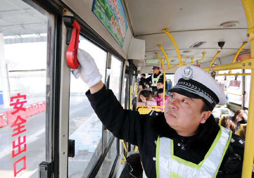 2月3日，在河北省S222省道沙河段白塔春運安檢服務站，沙河市交警大隊民警檢查客運車輛裝備的救生安全錘。為保障春運安全，河北省邢臺市在全市范圍內的國省主干道上設立春運安檢服務站，加強對7座以上客車、微型面包車、危險品運輸車的檢查力度，消除超員、客貨混裝、疲勞駕駛等安全隱患，為“平安春運”保駕護航。新華社記者 朱旭東 攝