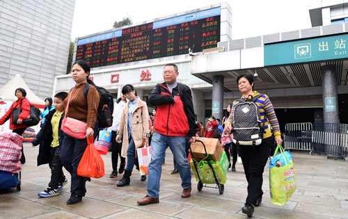 2月11日，旅客走出廣州火車站。當(dāng)日是正月初四，記者從中國鐵路總公司獲悉，全國鐵路預(yù)計(jì)發(fā)送旅客769萬人次，預(yù)計(jì)加開旅客列車346列，其中跨鐵路局中長(zhǎng)途旅客列車117列，鐵路局管內(nèi)旅客列車229列。新華社記者 盧漢欣 攝