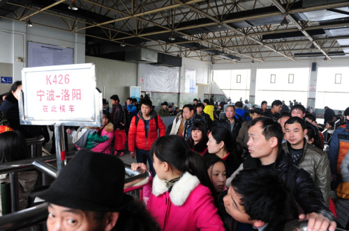 2月11日，旅客在河南南陽火車站檢票進(jìn)站。新華社發(fā)（馮大鵬 攝）