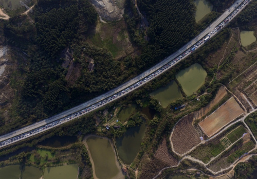 2月12日，車輛排隊在廣西南寧市繞城高速公路緩慢通行。新華社記者 黃孝邦 攝