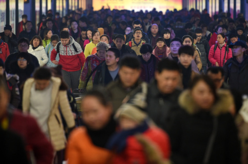 2月12日，抵達北京火車站的旅客在等候出站。新華社記者 鞠煥宗 攝