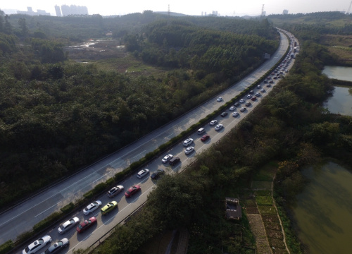 2月12日，車輛排隊在廣西南寧市繞城高速公路緩慢通行。新華社記者 黃孝邦 攝