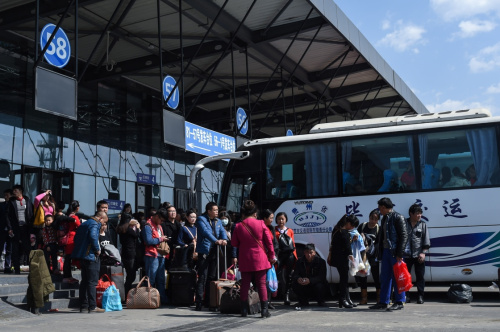 2月12日，乘客在貴陽金陽客車站內(nèi)候車。新華社記者 歐東衢 攝