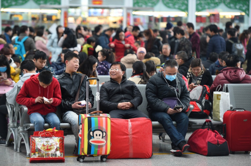 2月12日，旅客在銀川火車站候車大廳候車。新華社記者 王鵬 攝