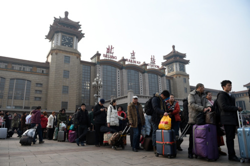 2月12日，在北京火車站，旅客在排隊等候出租車。新華社記者 鞠煥宗 攝