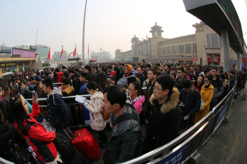 2月12日，旅客在北京站北廣場(chǎng)排隊(duì)等待進(jìn)入地鐵站。新華社發(fā)（劉憲國(guó) 攝）