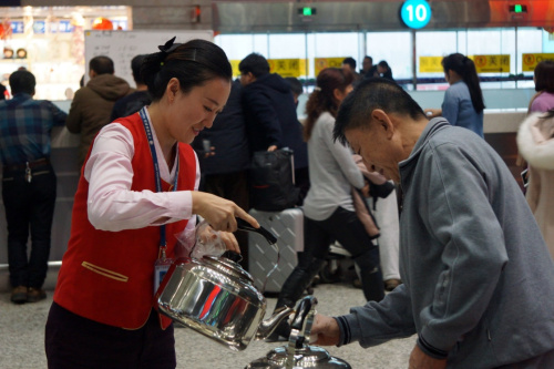 2月12日，大連周水子國際機(jī)場工作人員在為滯留旅客服務(wù)。新華社記者 鄒儉樸 攝