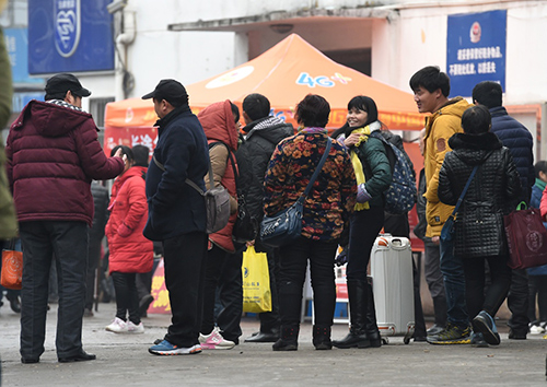 2月13日，求職者在安德門民工就業(yè)市場(chǎng)找工作。