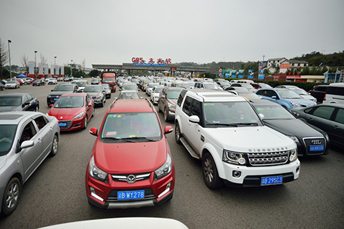 2月13日，車輛在渝昆高速重慶九龍坡收費(fèi)站緩慢通過。