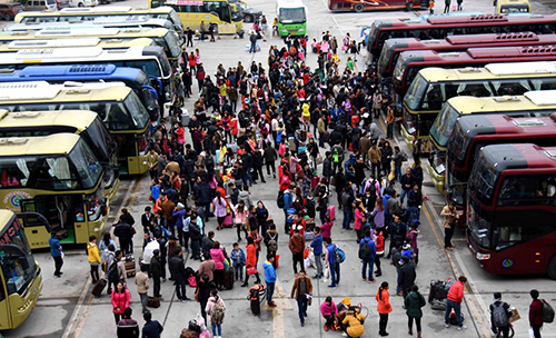 2月13日，旅客在貴州省銅仁市松桃苗族自治縣的一處客車站等待發(fā)車。