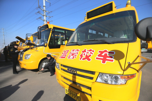 2月18日，山東青島交運(yùn)集團(tuán)即墨分公司的技術(shù)人員在檢查校車的安全狀況。新華社發(fā)（梁孝鵬 攝）