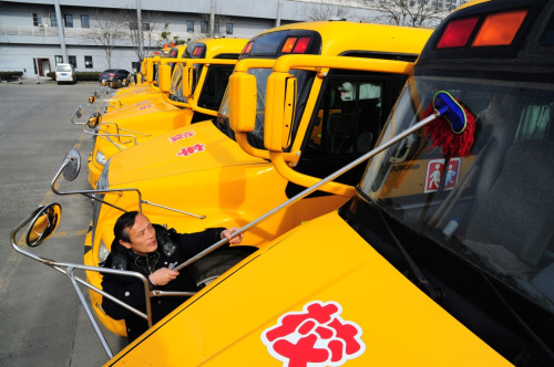 2月18日，江蘇省太倉(cāng)市校車駕駛員在擦拭校車前擋風(fēng)玻璃。新華社發(fā)（計(jì)海新 攝）