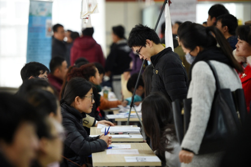 2月18日，求職者在銀川市人力資源市場“春風(fēng)行動”首場招聘會上找工作。新華社記者 王鵬 攝