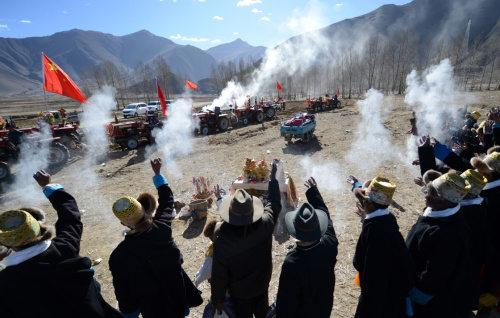 2月19日，春耕儀式結(jié)束，參加活動(dòng)的農(nóng)民把糌粑拋向天空，以示來(lái)年豐收。新華社記者 覺(jué)果 攝