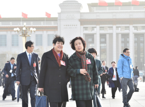 3月5日，第十二屆全國人民代表大會第四次會議在北京人民大會堂開幕。這是全國人大代表抵達天安門廣場。新華社記者 李賀 攝