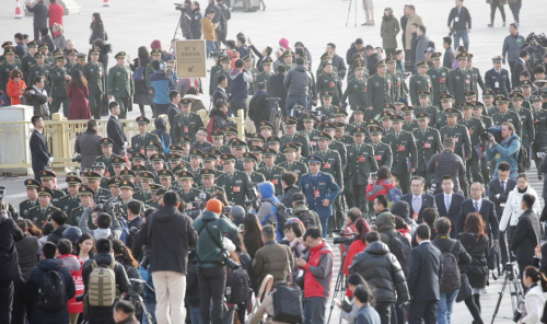 3月5日，第十二屆全國人民代表大會第四次會議在北京人民大會堂開幕。這是解放軍代表進入人民大會堂。新華社記者 李剛 攝