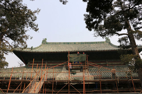 3月19日，在山東省鄒城市孟廟景區(qū)，維修人員對亞圣殿進(jìn)行修繕。2013年10月起，孟子故里山東省鄒城市啟動(dòng)“三孟”文化遺產(chǎn)保護(hù)性修繕工程，對孟廟、孟府、孟林的古建筑、路面、圍墻、柱墩等進(jìn)行保護(hù)性修繕。目前，各項(xiàng)修繕工程正在有序進(jìn)行中，預(yù)計(jì)將于2016年8月全面完工。