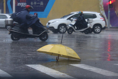 3月21日，廣東汕頭持續(xù)降雨，市民冒雨出行。19日到21日早晨，粵北市縣出現(xiàn)了暴雨到大暴雨。預(yù)計(jì)21日-23日，粵北、珠江三角洲和粵東市縣有暴雨局部大暴雨，局地伴有強(qiáng)降雨和雷雨大風(fēng)等天氣。根據(jù)《廣東省氣象災(zāi)害應(yīng)急預(yù)案》規(guī)定，廣東省重大氣象災(zāi)害應(yīng)急辦公室決定于2016年3月21日08時(shí)00分升級(jí)氣象災(zāi)害（暴雨）Ⅳ級(jí)應(yīng)急響應(yīng)為Ⅲ級(jí)應(yīng)急響應(yīng)。