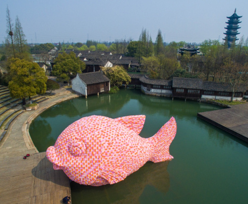 3月27日，粉紅色的“浮魚”首次亮相水鄉(xiāng)烏鎮(zhèn)西柵景區(qū)水劇場(chǎng)。新華社記者 徐昱 攝