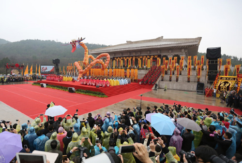 這是公祭典禮現(xiàn)場（4月4日攝）。4月4日，“丙申（2016）年清明公祭軒轅黃帝典禮”在陜西省黃陵縣橋山黃帝陵祭祀廣場隆重舉行。萬余名海內(nèi)外中華兒女參加儀式，共同緬懷中華民族的人文始祖——軒轅黃帝。