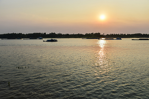 這是4月4日在越南同塔省鴻御縣拍攝的夕陽(yáng)下的湄公河。