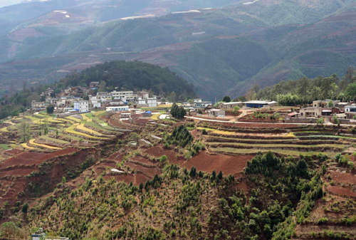 紅土山坡上的尋甸縣甸沙鄉(xiāng)興隆村景色（4月6日攝）。