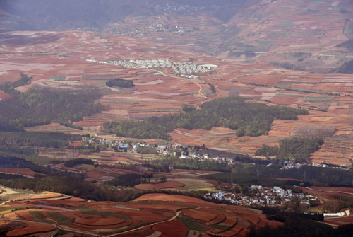 紅土地上的尋甸縣甸沙鄉(xiāng)新農(nóng)村（4月6日攝）。