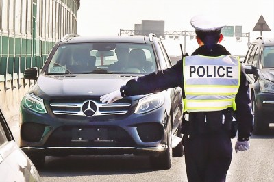 交警在中環(huán)上檢查無牌和臨牌車輛。記者 趙立榮 攝