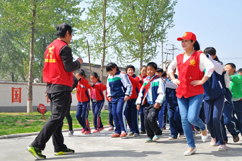 4月9日，青年志愿者與留守兒童一起做游戲。當(dāng)日，河北省邯鄲市文明辦關(guān)愛農(nóng)村留守兒童“微愛接力”志愿服務(wù)啟動(dòng)儀式在廣平縣舉行。50余名青年志愿者來(lái)到轄區(qū)金安村小學(xué)，為當(dāng)?shù)亓羰貎和峁┟赓M(fèi)體檢，并通過親情陪伴、心理疏導(dǎo)、安全教育、趣味游戲等形式，讓孩子們親身感受到社會(huì)的關(guān)愛和溫暖。