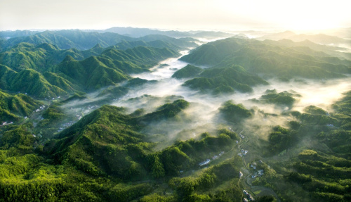 俯瞰云霧繚繞的霍山縣東西溪鄉(xiāng)山村（4月8日攝）。新華社發(fā)（徐程 攝）