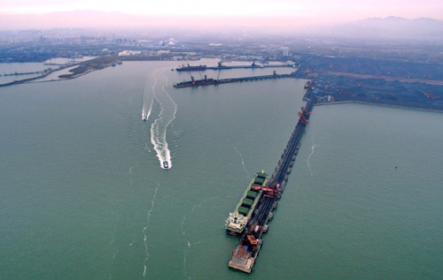 4月11日，一艘輪船靠泊在河北省秦皇島港煤炭碼頭裝貨。記者從河北省交通廳獲悉，2016年截止到3月底，河北省港口貨物吞吐量達(dá)2.2億噸，同比增長3.3%，實(shí)現(xiàn)首季“開門紅”。